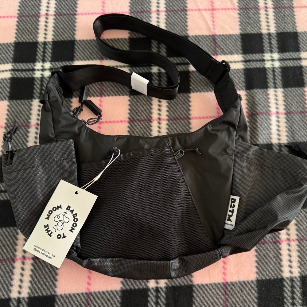 NWT Baboon The The Moon Crescent Crossbody (4.7L) in Black